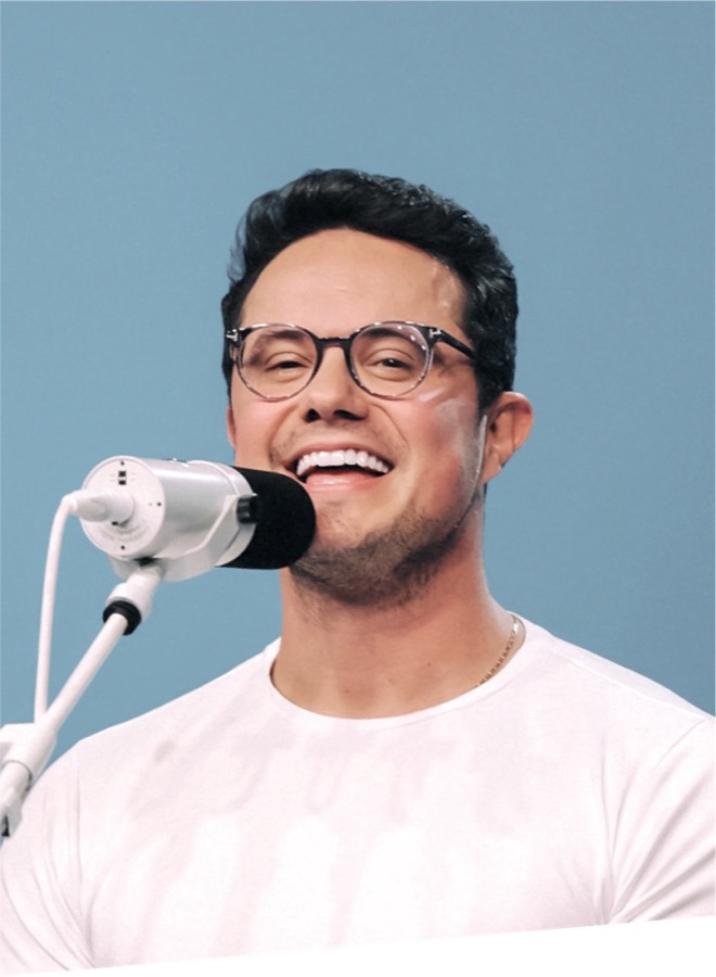 Deive Leonardo sorrindo ao microfone